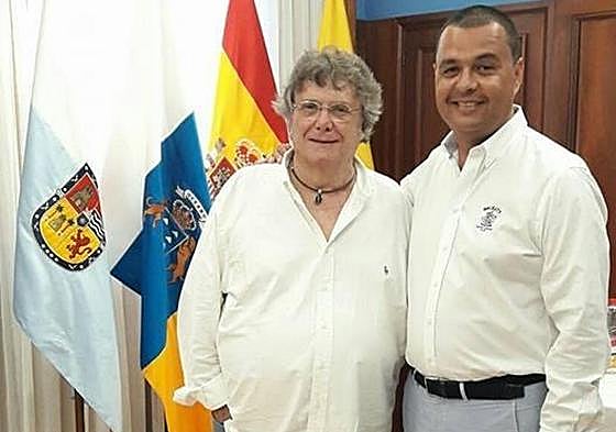 Imagen de archivo del alcalde de Guía, Pedro Rodríguez, y Braulio en las Casas Consistoriales.