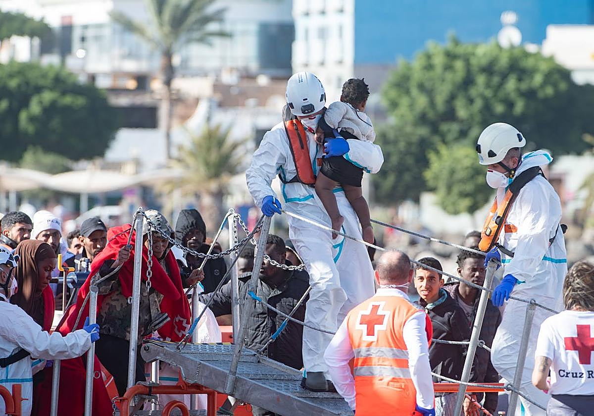 Rescate efectuado por Salvamento Marítimo en aguas próximas a Lanzarote.