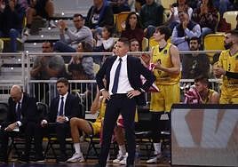 Jaka Lakovic atiende en un lance del partido.