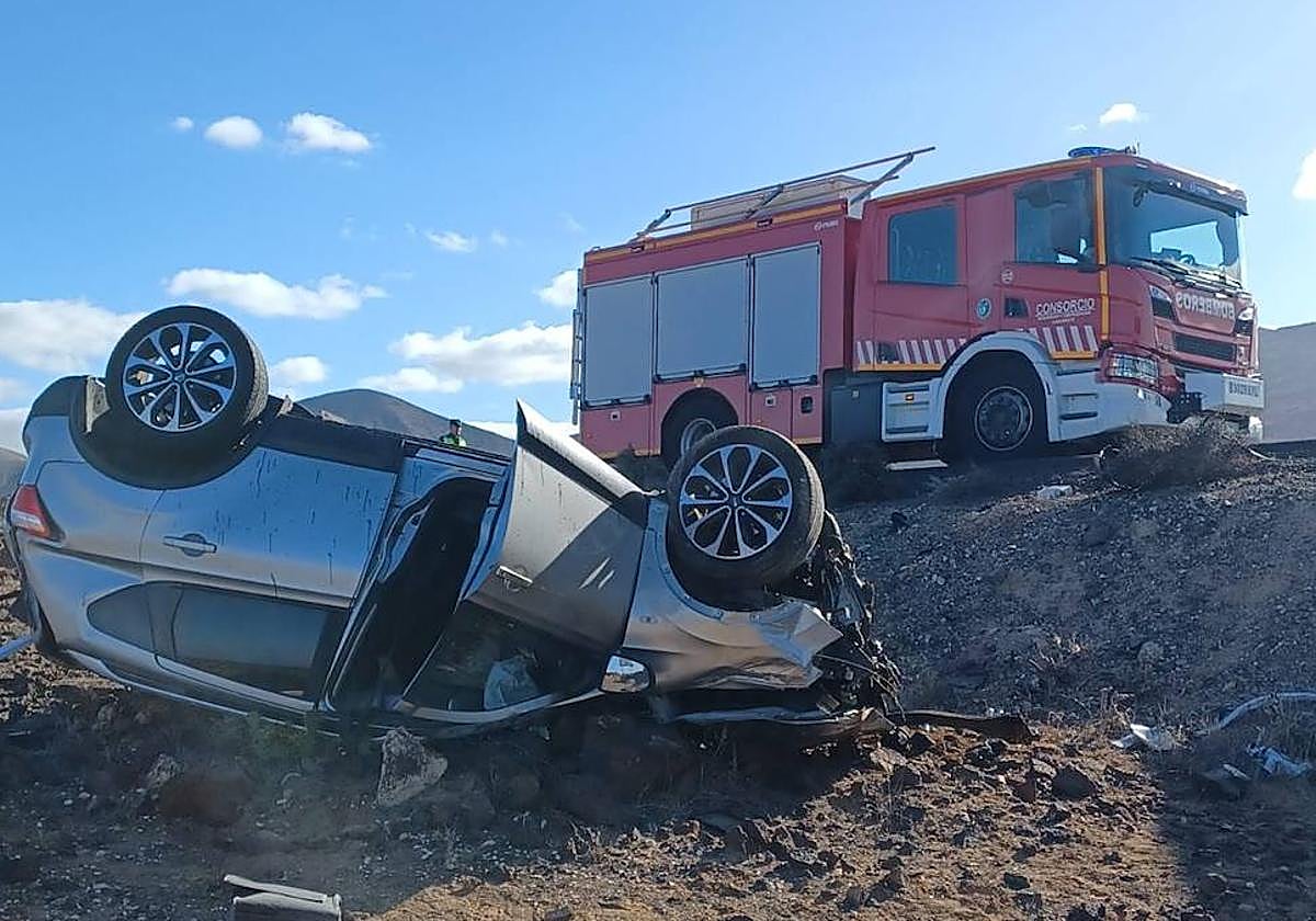 Imagen del vehículo fuera de la vía, hoy en Lanzarote.