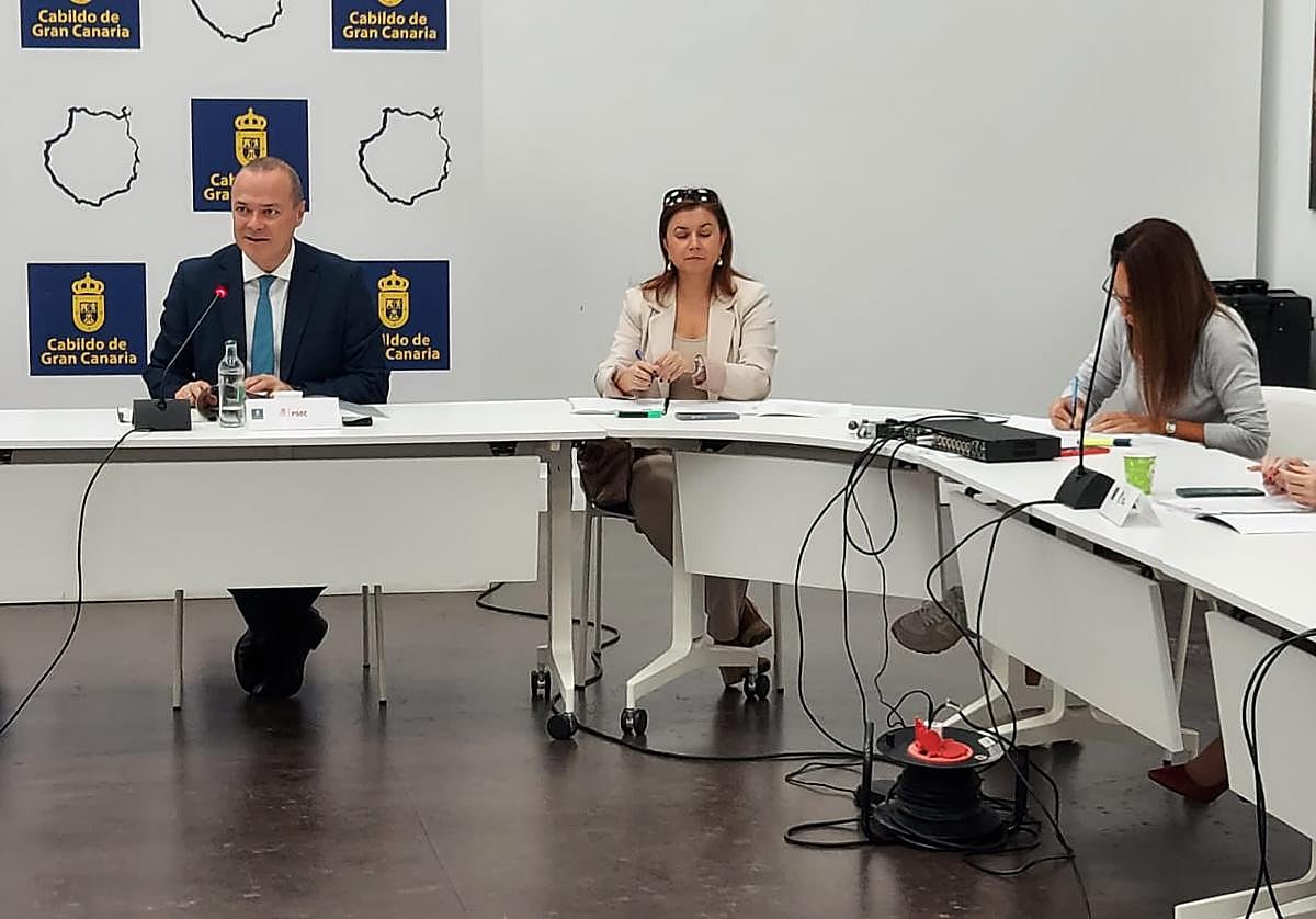 El vicepresidente insular Augusto Hidalgo, en la comisión de pleno de diciembre.