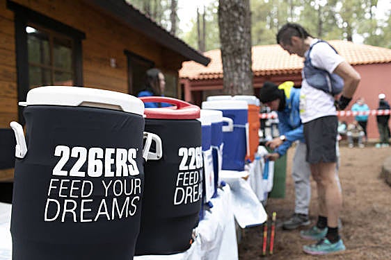 Corredor en un avituallamiento con productos de 226ERS.