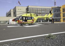 Helicóptero del SUC en la pista de aterrizaje del Hospital General de Fuerteventura.