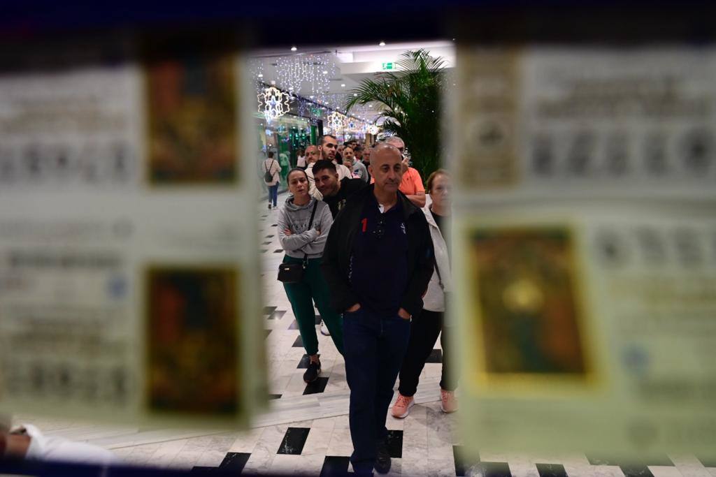 Los canarios llenan las administraciones de Lotería el día previo al Sorteo de Navidad