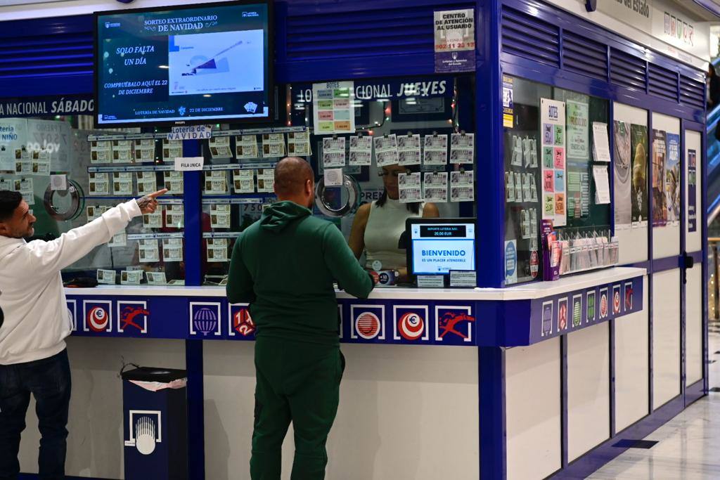 Los canarios llenan las administraciones de Lotería el día previo al Sorteo de Navidad