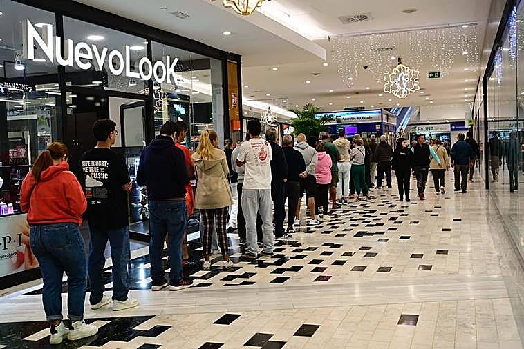 Las últimas colas para comprar lotería de Navidad.