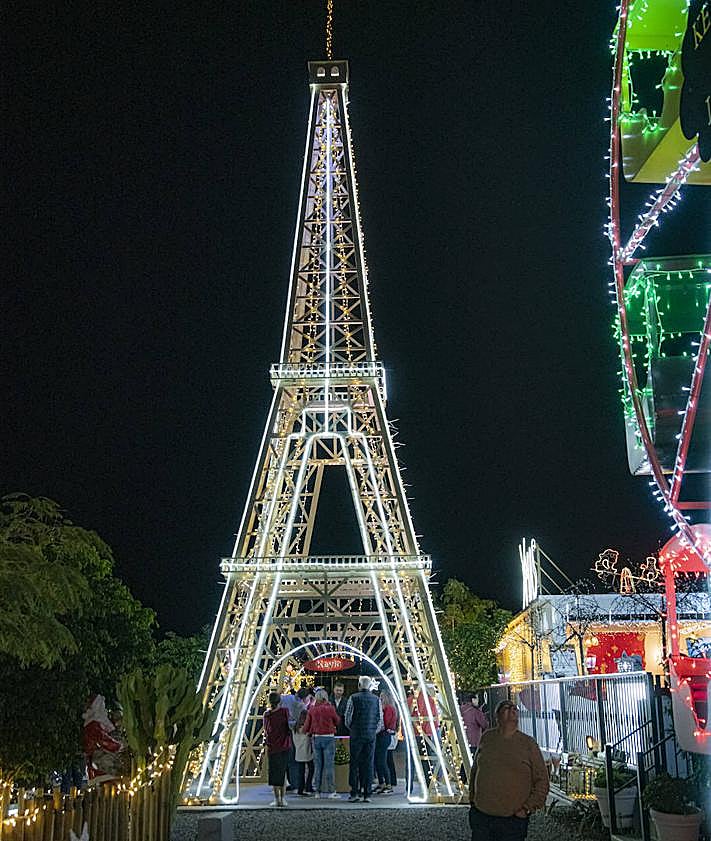 Imagen secundaria 2 - En la foto superior, parte de la familia de Miguel Sierra en la Casa de Papá Noel.