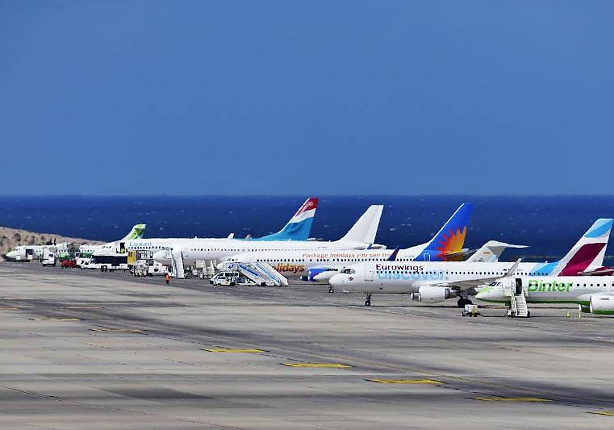 Imagen de archivo de aviones en pista en el aeropuerto de Gran Canaria.