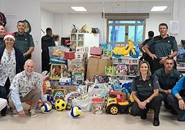 La Guardia Civil entrega cientos de juguetes recogidos en el hospital Militar Juan Carlos I