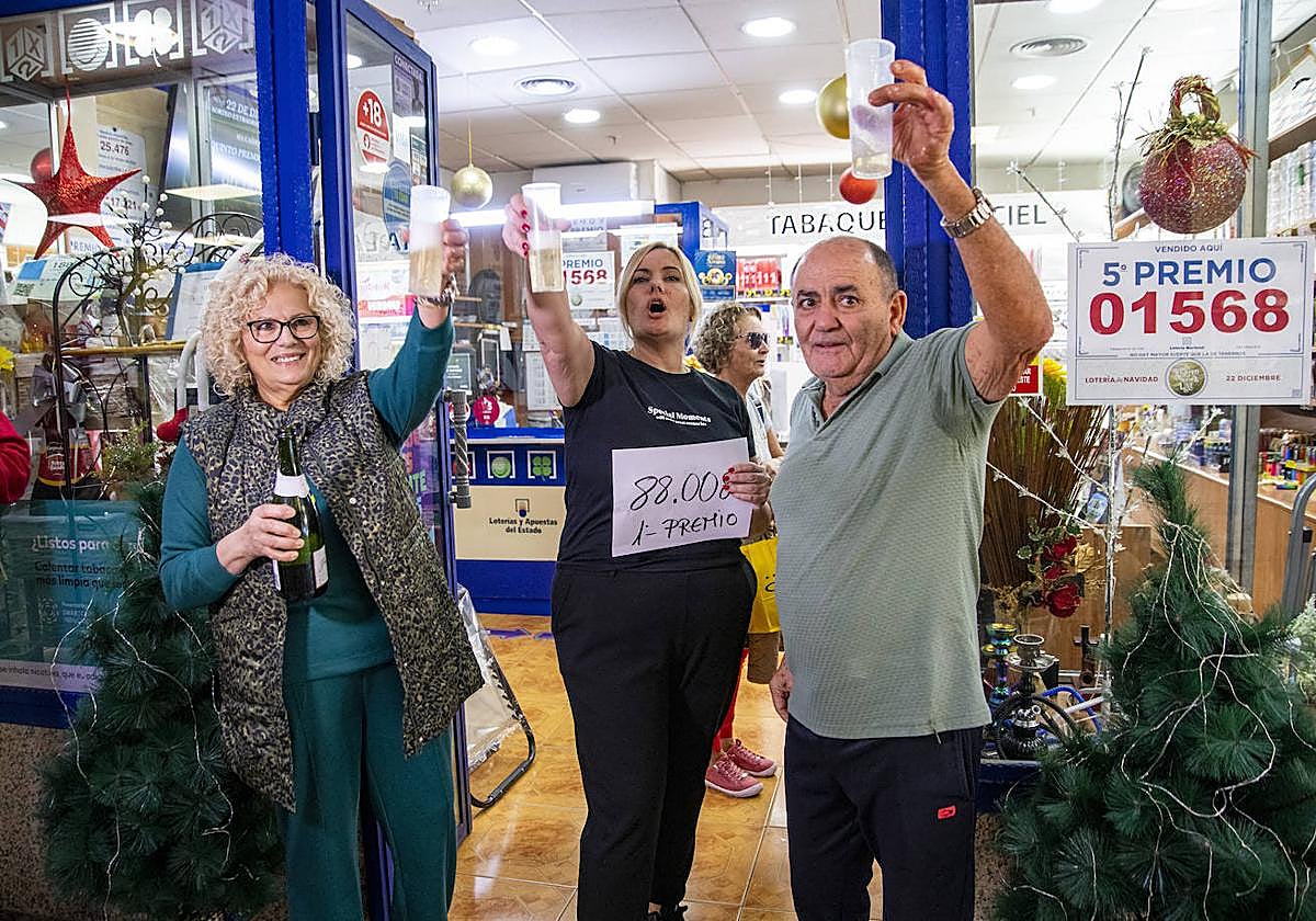 Raquel Santana brinda con sus padres por los dos premios que repartió en su local de La Ciel, el Gordo y un 5º premio.