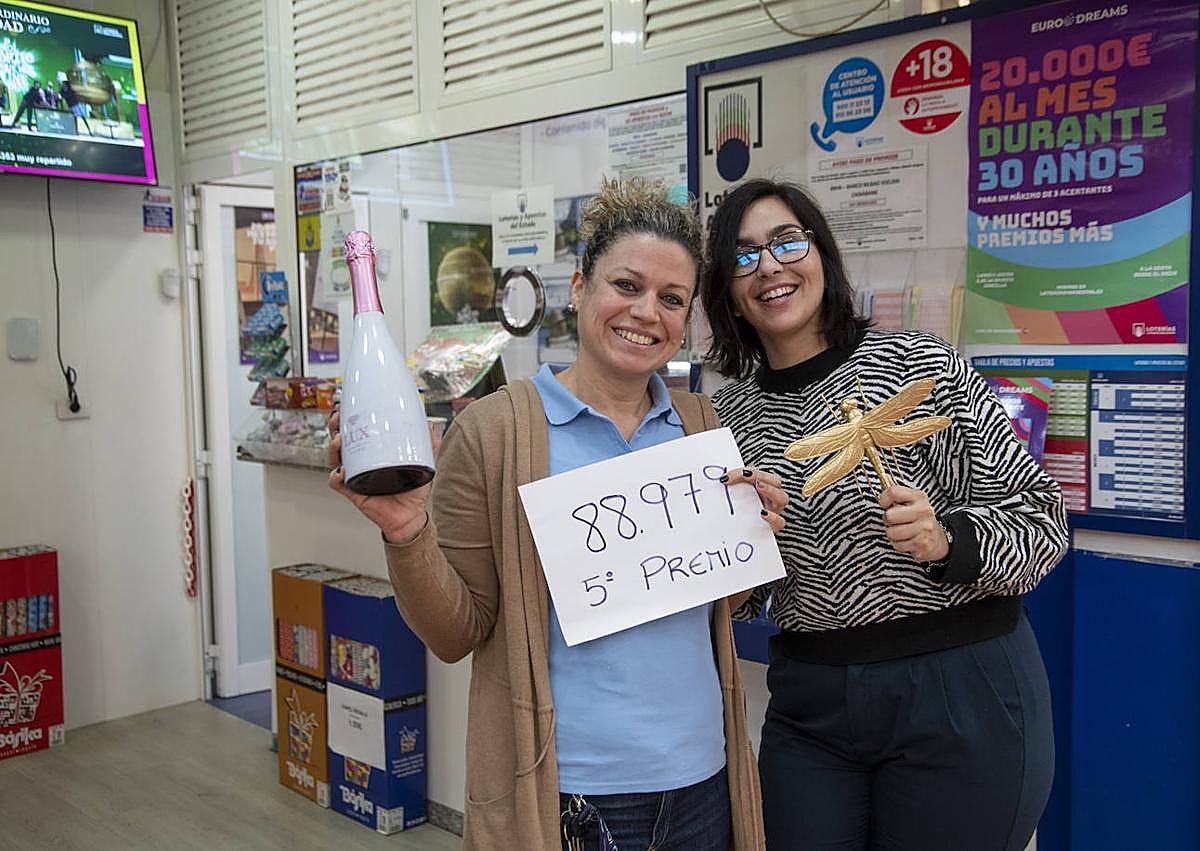 Imagen secundaria 1 - En la foto superior, Soraya Mejías y dos de sus empleadas en el receptor de Pan & Pan de El Doctoral, que repartió un quinto. Debajo, alegría en La Libélula de Oro, en Mercacentro, y Guillermo Montoya, luciendo orgulloso el cartel improvisado para anunciar que vendió el segundo premio.