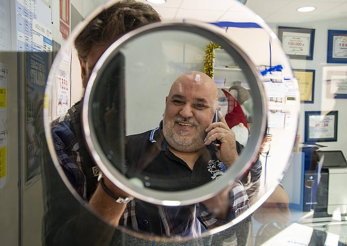 Imagen secundaria 1 - En la foto superior, Maximino Ojeda y otros dos trabajadores del receptor de la Estación de Servicio Pozo Izquierdo muestran su alegría por los 5 décimos vendidos de un quinto premio. En las dos imágenes de abajo, Guillermo Montoya, que dio un segundo premio, a través de la mampara desde la que atiende a sus clientes; y Ludmila Sablina en el receptor del Bazar La Plaza, en Playa de Arinaga (Agüimes). 