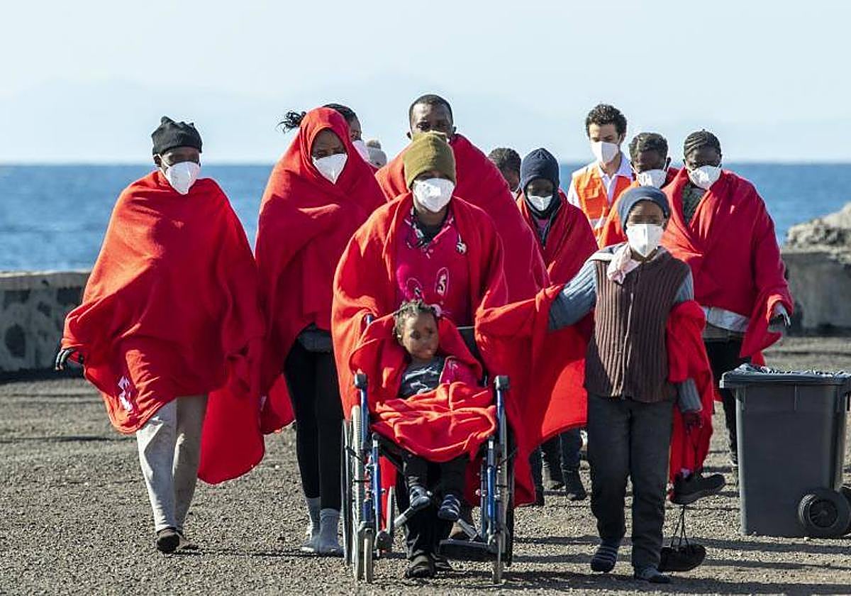 Imagen de un grupo de inmigrantes rescatado por Salvamento Marítimo y trasladado a Lanzarote.