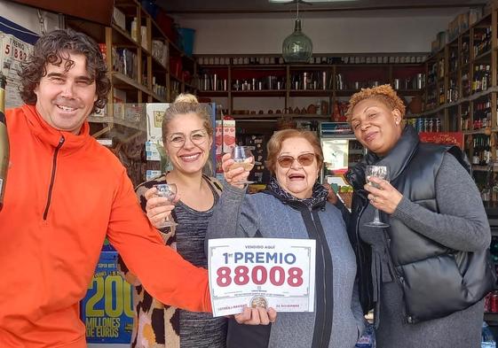 Ruymán Verona, propietario de Caminito de Teror, y su mujer Dunia, han repartido un quinto premio