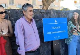 José Espino Morales, con sus hijas junto a la placa con la que se ha rebautizado el parque con su nombre en Morro Jable.