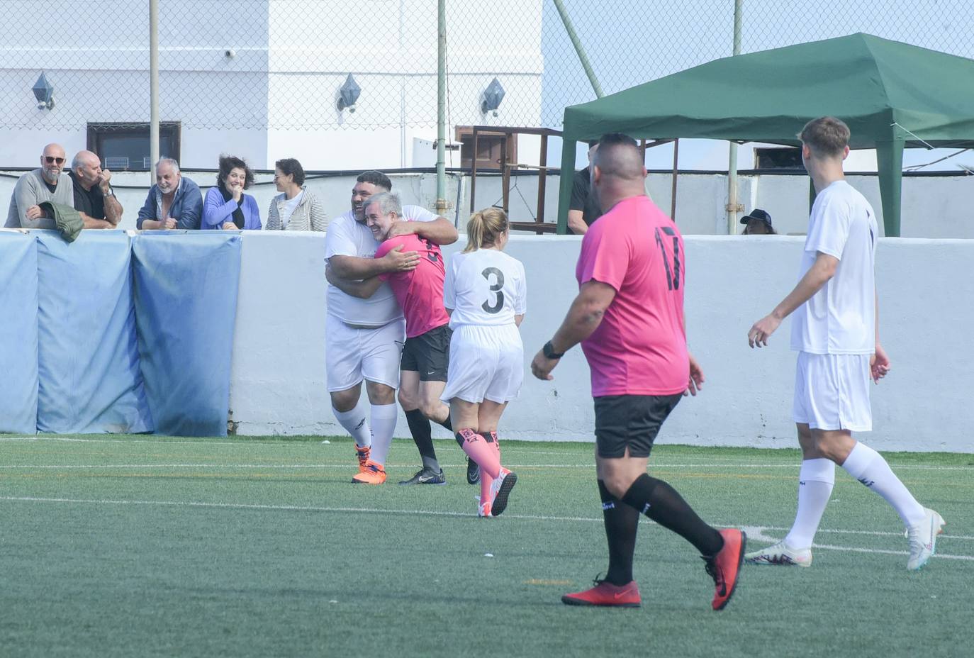 Clavijo, todo un futbolista en un encuentro solidario