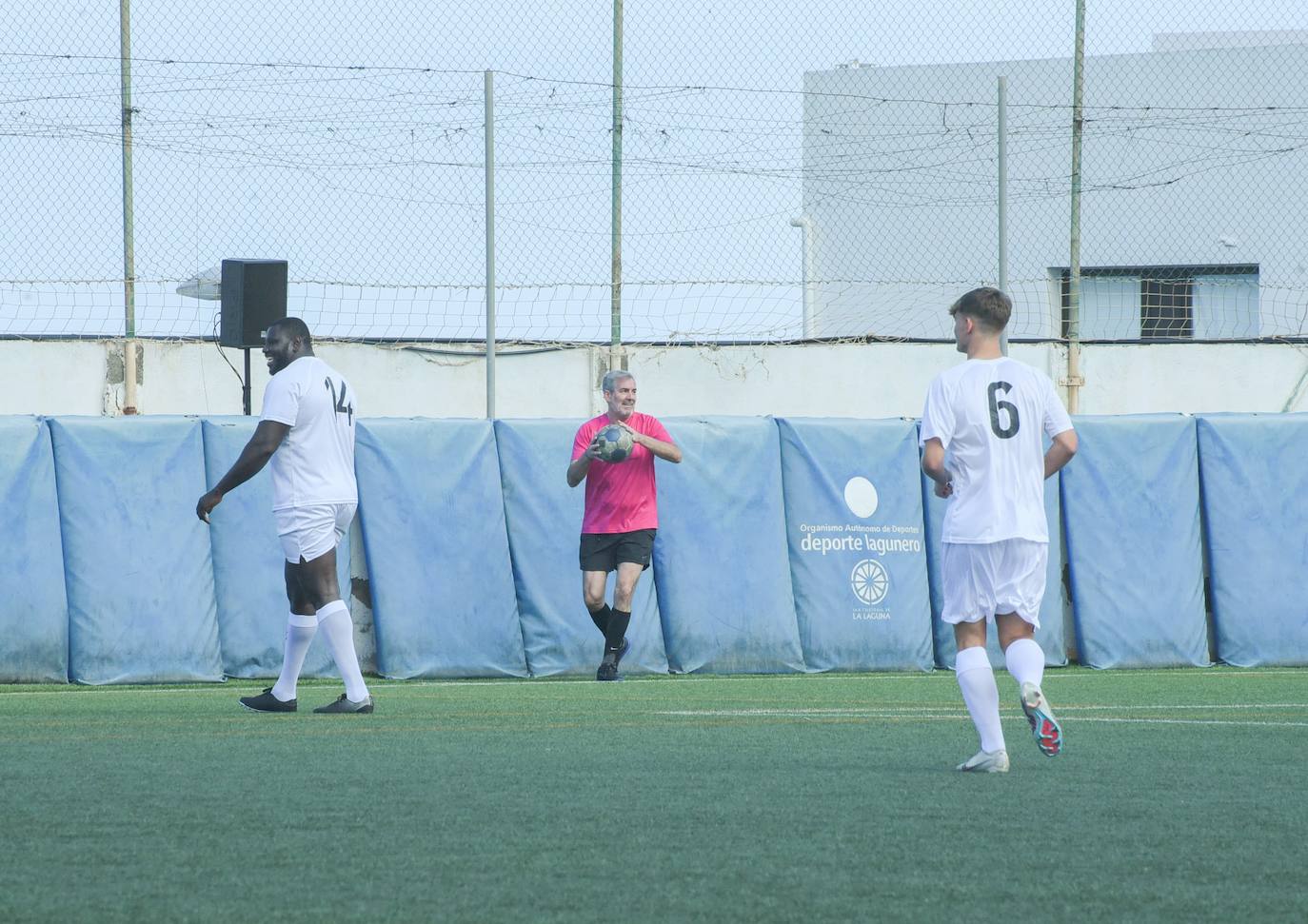 Clavijo, todo un futbolista en un encuentro solidario