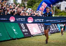 Jim Walmsley, celebrando su triunfo en el Ultra Trail Cape Town de 2021.