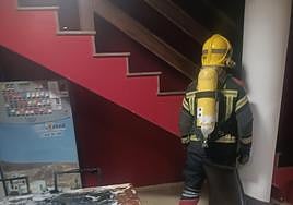 Instantánea del incendio en el área de recepción de unos apartamentos en Costa Teguise.