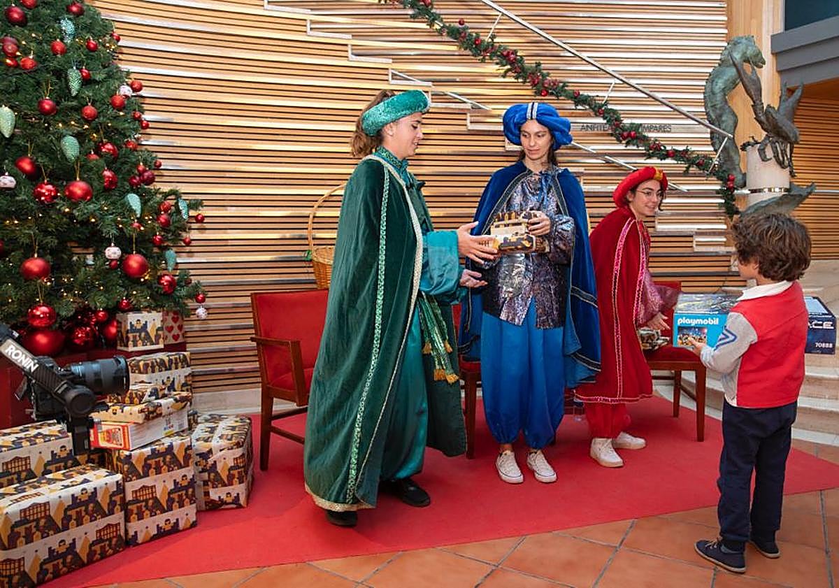 Imagen principal - Villancicos y juguetes a beneficio de la Casa de Galicia en el Auditorio Alfredo Kraus