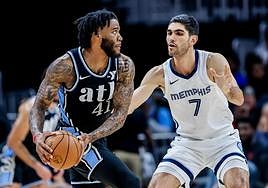 Santi Aldama defiende al jugador de Atlanta, Saddiq Bey. Nuevo triunfo para los Grizzlies del ala-pívot grancanario.