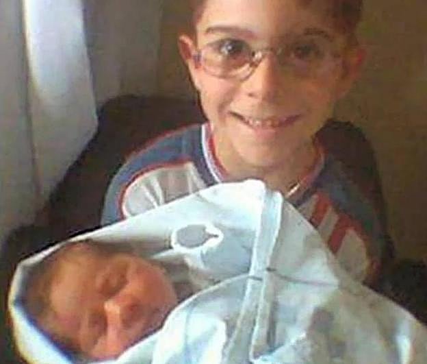 Imagen compartida por Ithaisa Suárez en su perfil de Instagram, en la que Yéremi sostiene a su hermano Aidan en brazos.