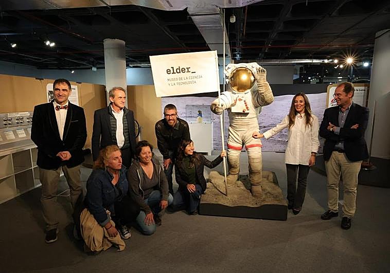 La consejera de Turismo y Empleo, Jessica de León (derecha), en una de las salas de exposiciones de 'Planeta Elder', con el director del centro museístico, José Gilberto Moreno (primero a la izquierda).