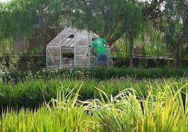 Alumno de un PFAE de jardinería, en foto de archivo.
