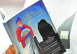 Un lector, con el libro de Dionisio Rodríguez.