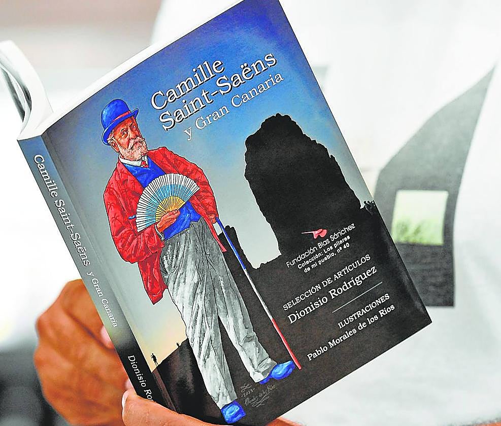 Un lector, con el libro de Dionisio Rodríguez.