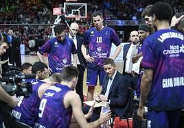 Jaka Lakovic da indicaciones a sus jugadores.