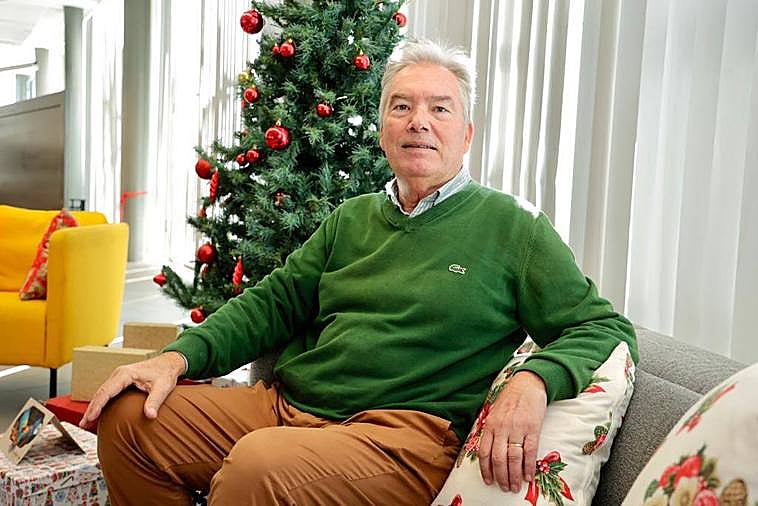 Juan Ruiz, en la redacción de CANARIAS7, brindando por nuevos éxitos en 2024.