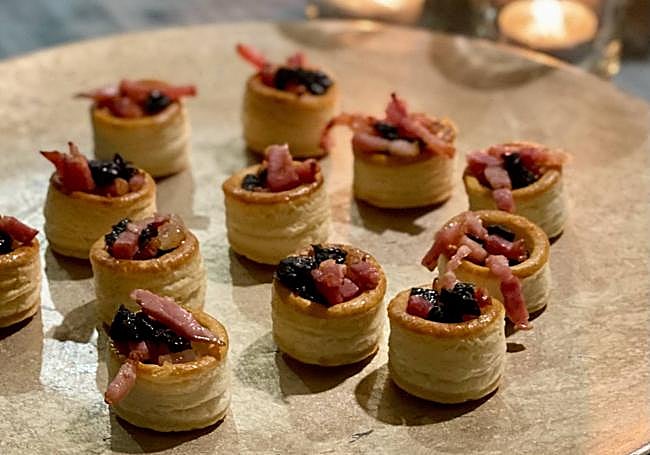 Mini vol au vent de bacon y ciruelas