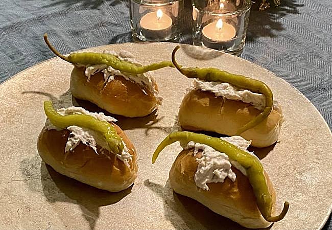 Medias noches de crema de atñun con piparra