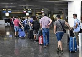Pasajeros en Salidas del aeropuerto de Gran Canaria.