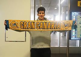 Amar Begic posa con la bufanda del Club Baloncesto Gran Canaria