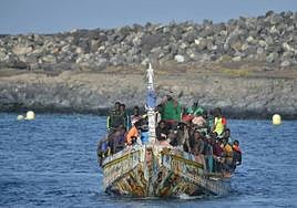 Imagen de archivo de un cayuco llegando a El Hierro.