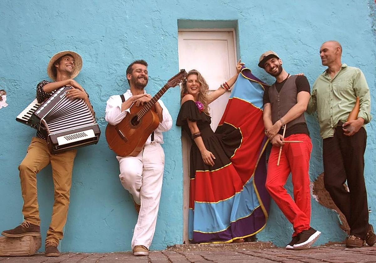 Imagen principal - Música y pirotecnia para recibir el año en Las Palmas de Gran Canaria