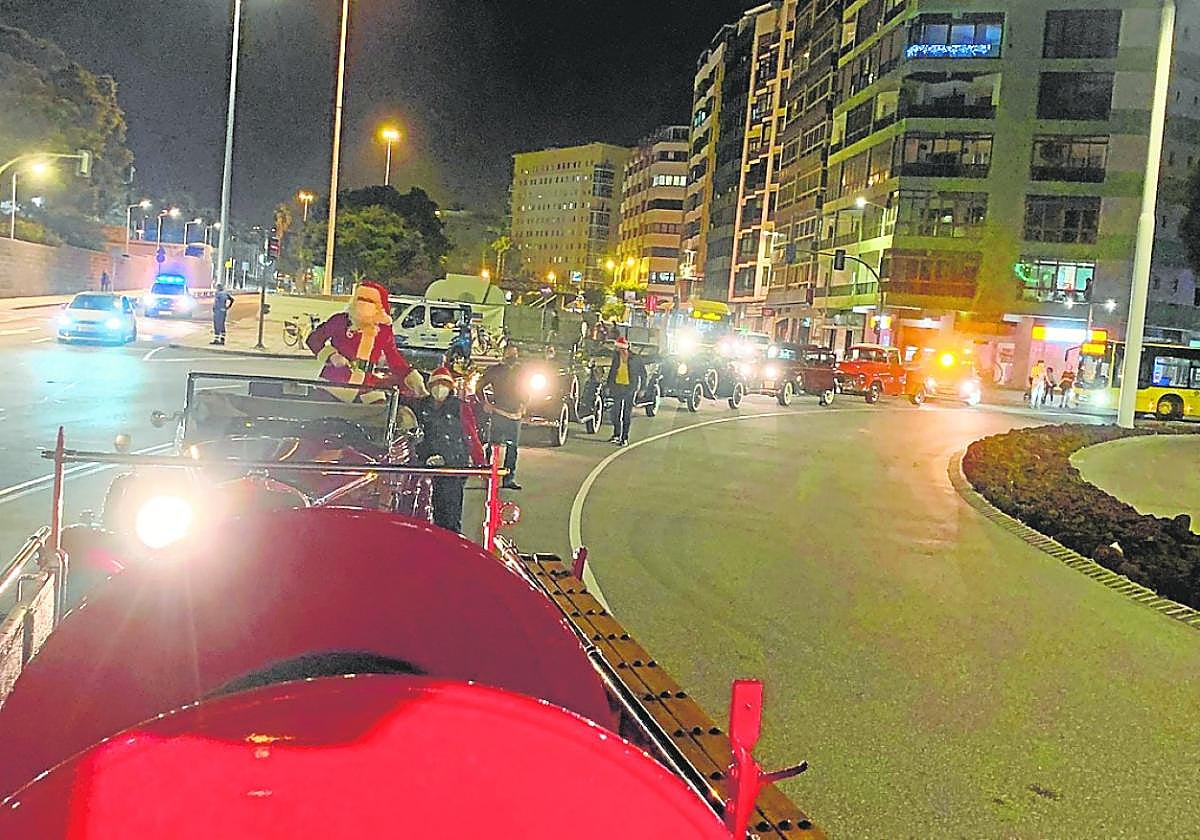 Coches antiguos en recorrido por la ciudad con Papá Noel estas navidades.