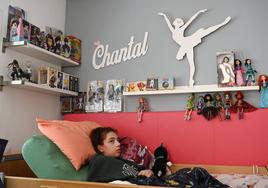 Imagen de archivo de la joven Chantal, en su habitación, rodeadas de las hadas que tanto le gustaban.