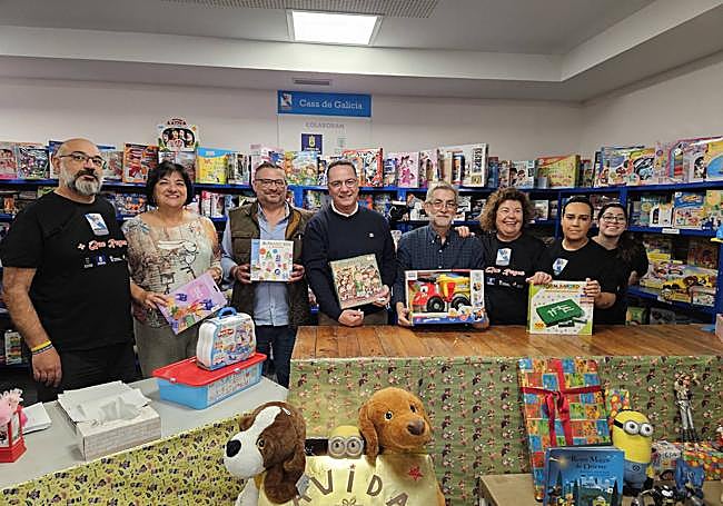 El consejero Poli Suárez, en el centro, junto a los voluntarios de Casa de Galicia. Albino Aneiros y Tilman Kuttenkeuler.