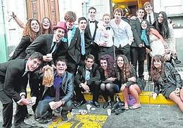 Imagen de archivo de un grupo de jóvenes que mantiene la tradición del desayuno con churros en la primera mañana del año.