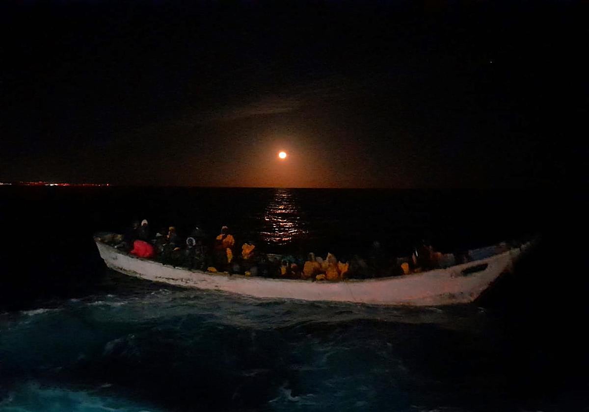 Un catamarán localiza tres cadáveres en un cayuco perdido a casi 300 kilómetros de El Hierro