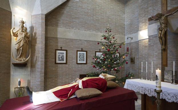El cuerpo de Benedicto XVI en la capilla del monasterio Mater Ecclesiae. 