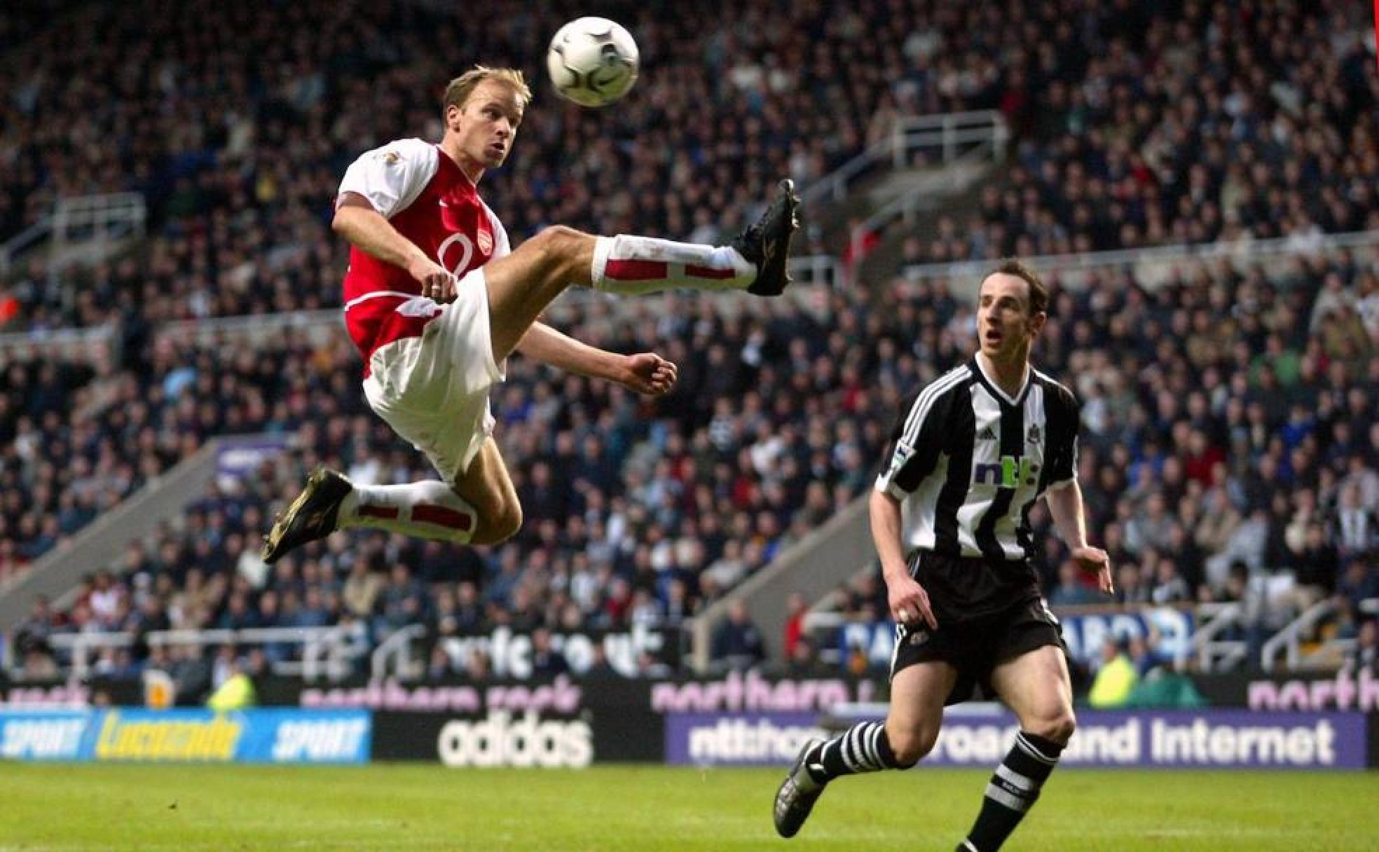 Dennis Bergkamp realiza un control acrobático durante uno de sus partidos con el Arsenal. 