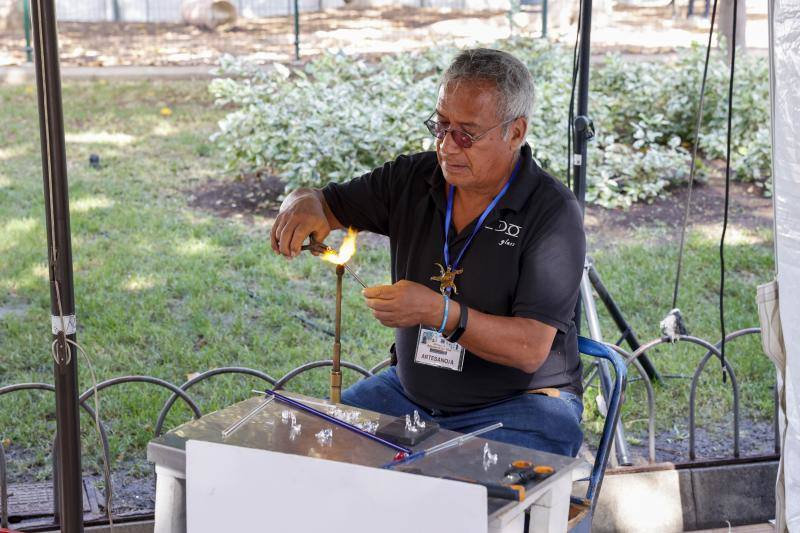 Fotos: 94 profesionales se dan cita en la Feria de Artesanía de San Telmo