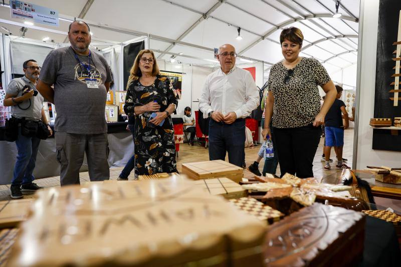 Fotos: 94 profesionales se dan cita en la Feria de Artesanía de San Telmo