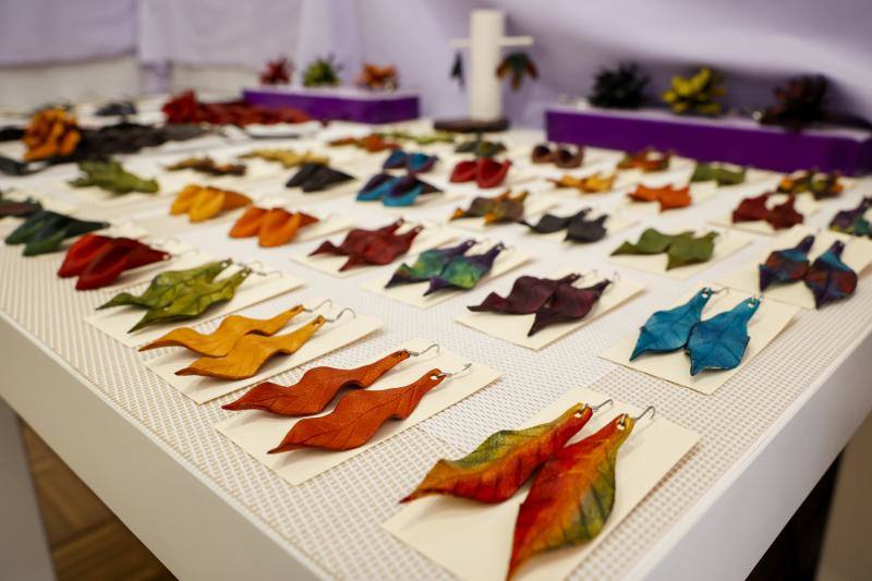 Fotos: 94 profesionales se dan cita en la Feria de Artesanía de San Telmo