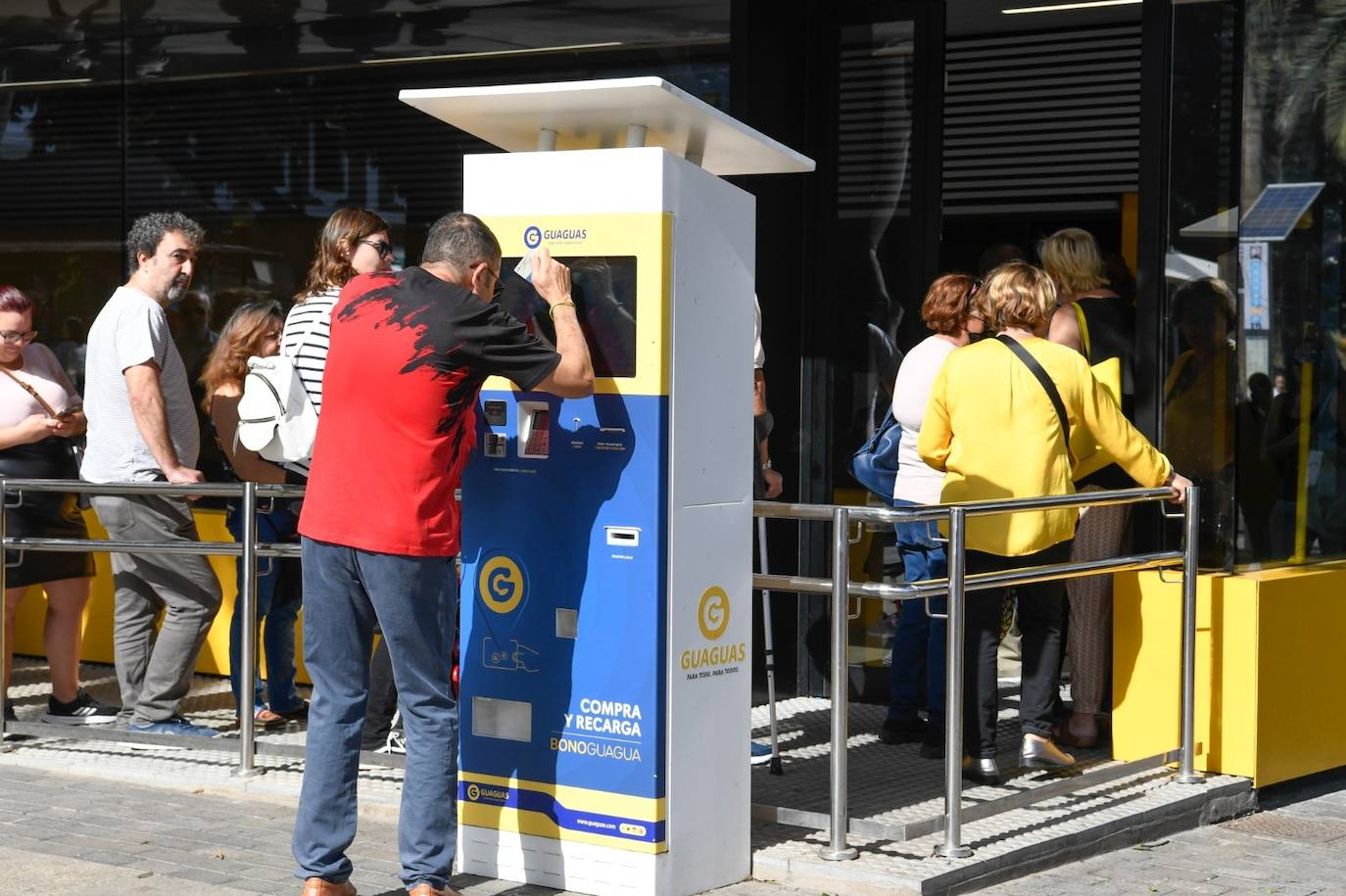 Fotos: Colas en la estación de Santa Catalina por la gratuidad de los bonos