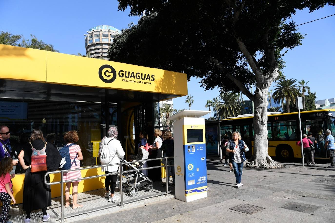 Fotos: Colas en la estación de Santa Catalina por la gratuidad de los bonos
